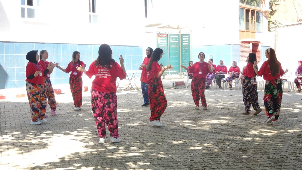Bu mahalleyi yılda bir gün kadınlar yönetiyor