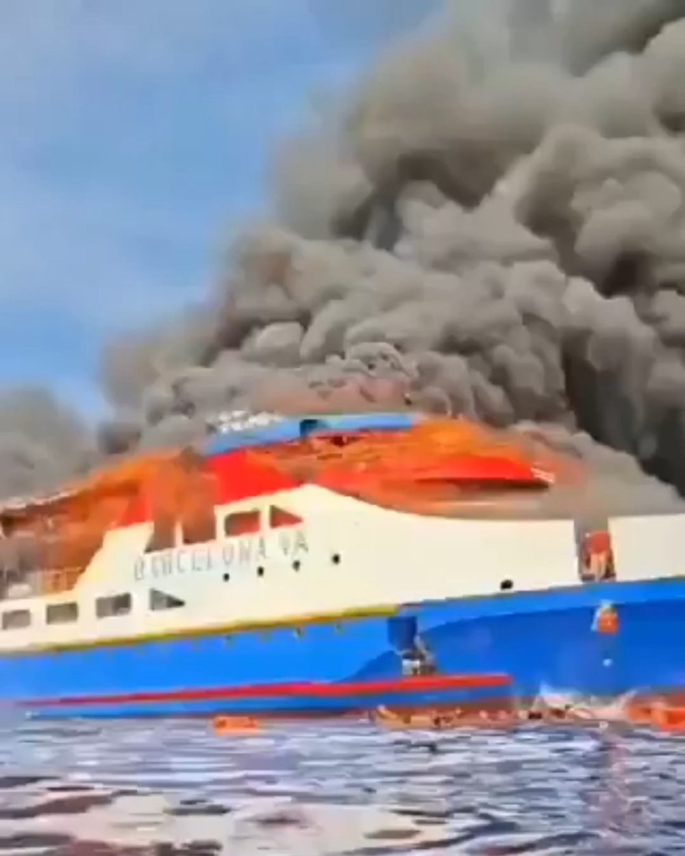 Endonezya'da yolcu gemisinde yangın: 3 ölü