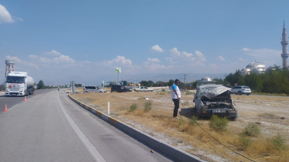 Konya'da kamyonet takla attı: 5 kişi yaralandı
