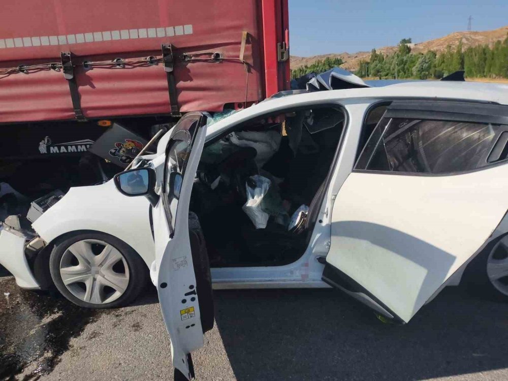 Otomobil tıra çarptı: 1 çocuk öldü, 5 kişi yaralandı