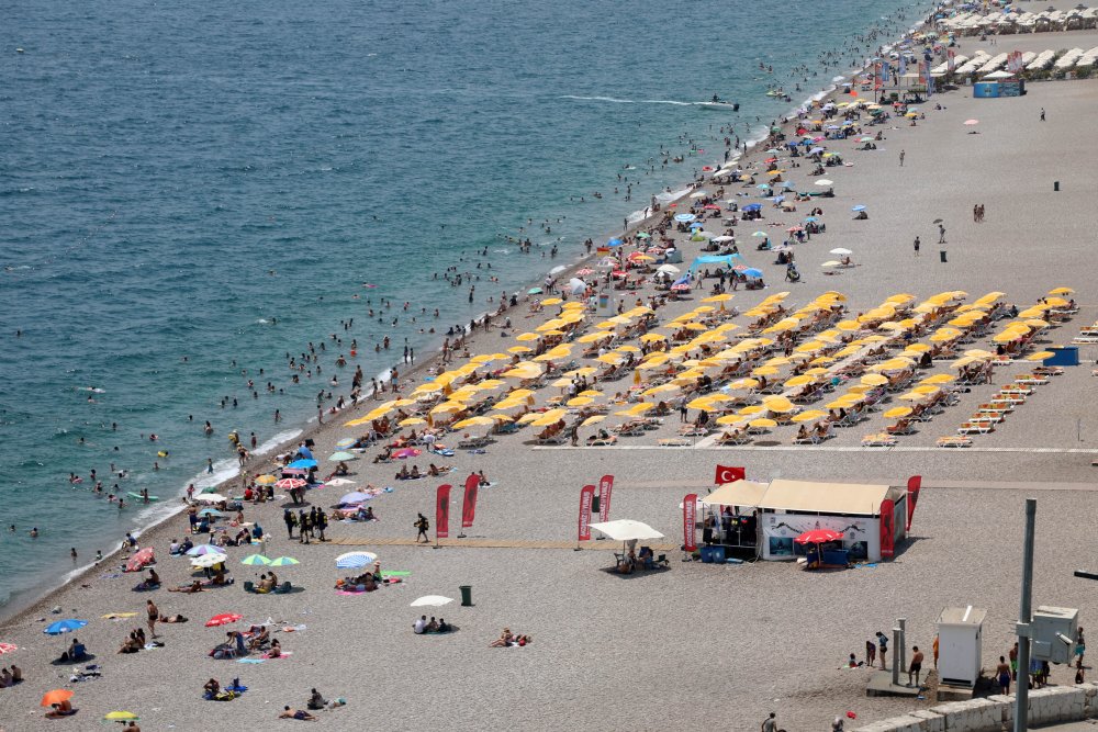 Sıcaklık 44 dereceyi bulunca sahiller doldu