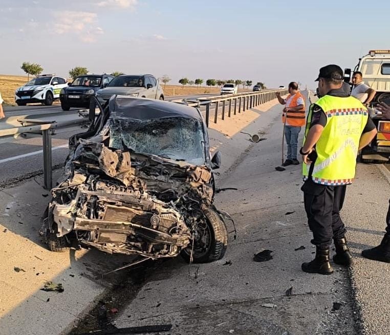 Konya'da otomobil demir bariyerlere çarptı