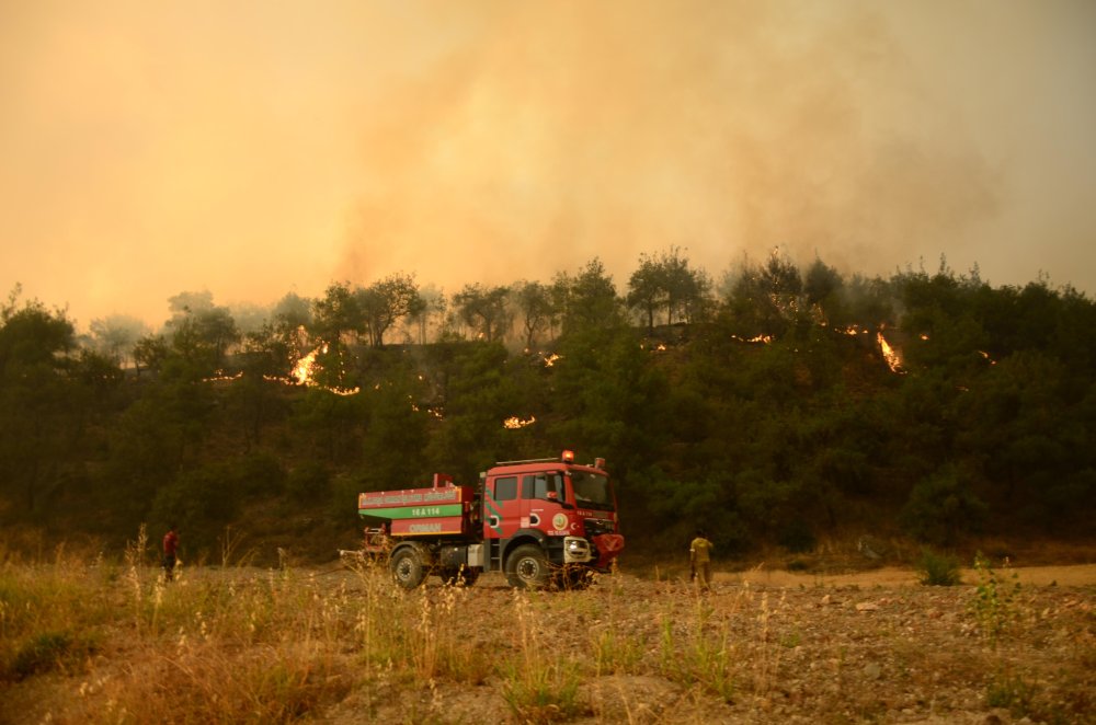 Sakarya’da çıkıp Bilecik’e sıçrayan orman yangını yayıldı; 4 köy tahliye edildi