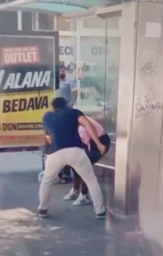 Komşusunun kızını otobüs durağında tornavida ile yaraladı
