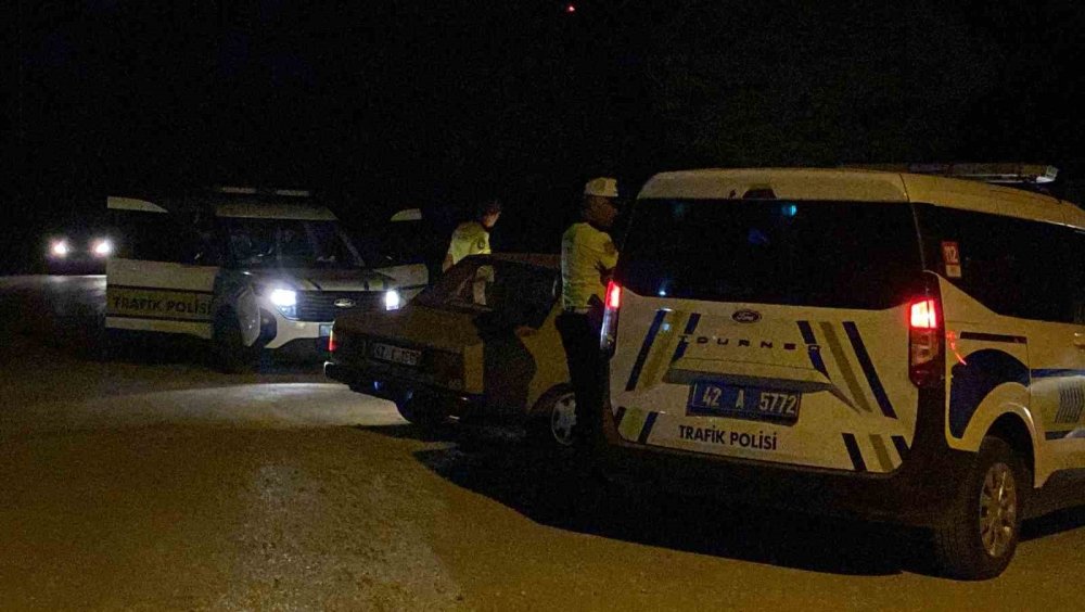 Konya'da gece yarısı kovalamaca! Ehliyetsiz sürücü drif atıp ortalığı birbirine kattı