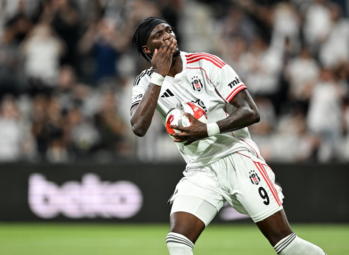 besiktas-oyuncusu-tammy-abraham-9-attigi-golun-ardindan-sevinc-yasadi.jpg