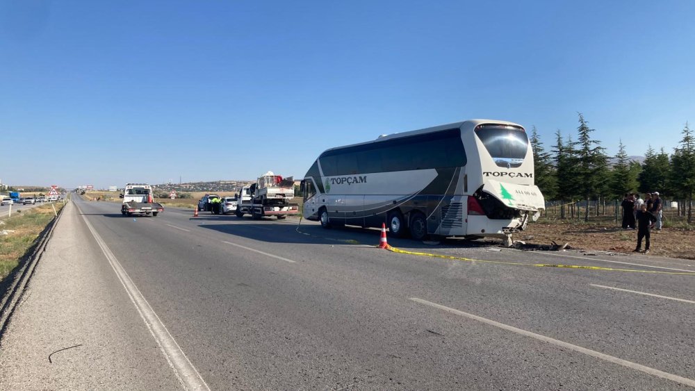 Kamyonet yolcu otobüsüne çarptı; 2 ölü,1 yaralı