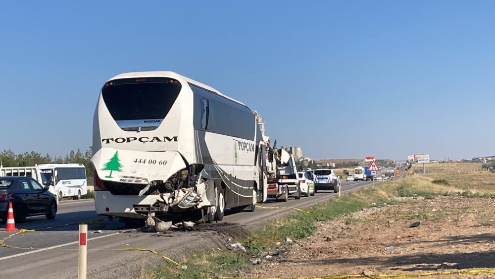 Kamyonet yolcu otobüsüne çarptı; 2 ölü,1 yaralı