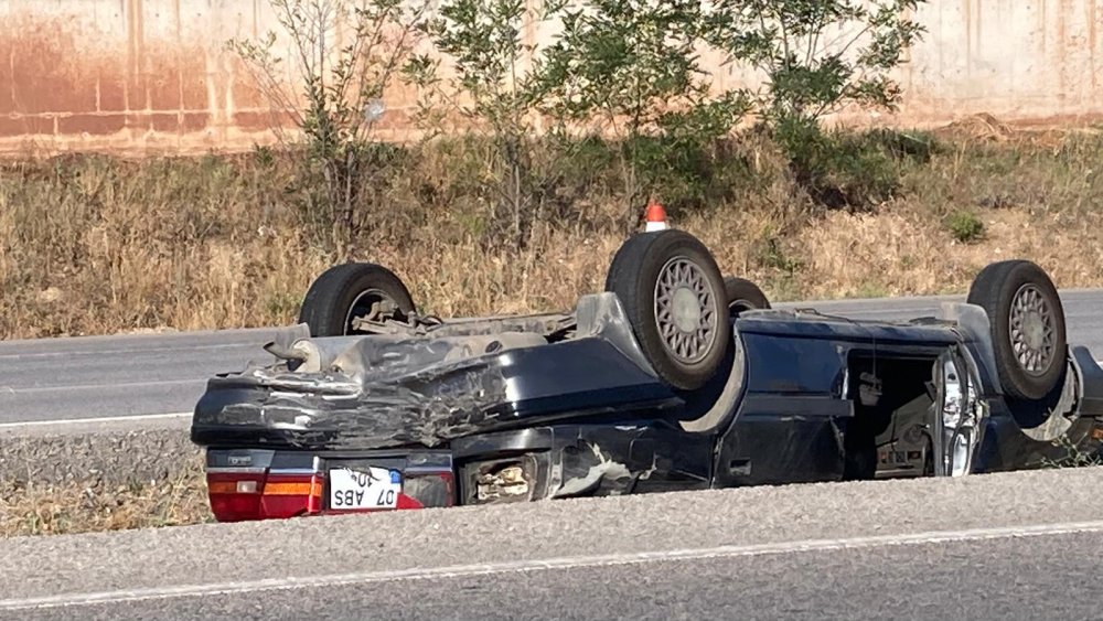 Kamyonet yolcu otobüsüne çarptı; 2 ölü,1 yaralı