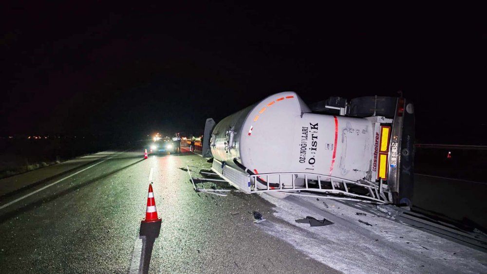 Konya'da gece yarısı kaza! Bariyerlere çarpıp devrildi... Şoför hayatını kaybetti