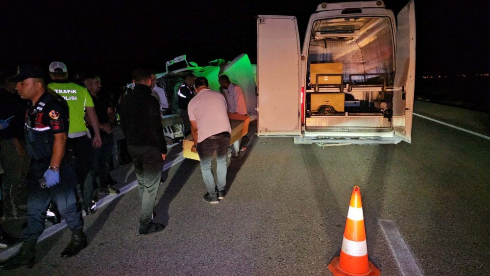 Konya'da gece yarısı kaza! Bariyerlere çarpıp devrildi... Şoför hayatını kaybetti