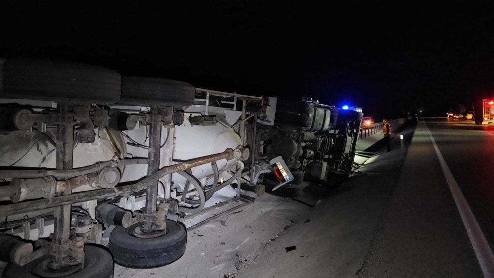 Konya'da gece yarısı kaza! Bariyerlere çarpıp devrildi... Şoför hayatını kaybetti