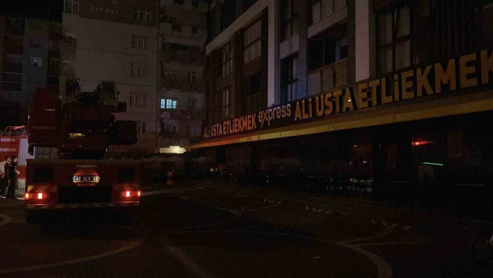 Konya'da klima motoru patladı, lokantada yangın çıktı