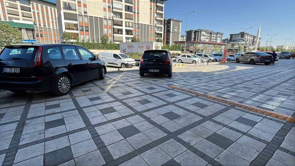 Konya'da poşetleriyle uğraşırken otomobilin altında kaldı