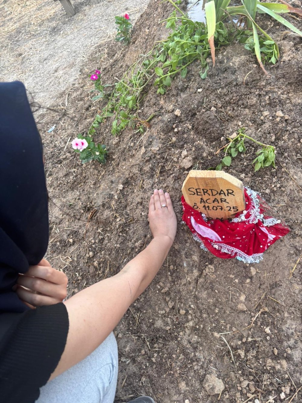 Evlilik hazırlığı yaparken kazada öldü, nişan yıl dönümünde toprağa verildi