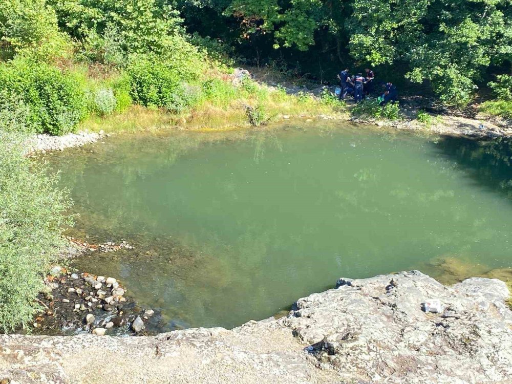 Serinlemek için gölete giren 2 kişi boğuldu