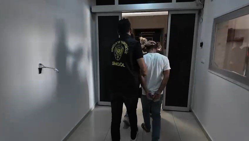 Yardım bahanesiyle girdikleri evlerden 1 milyon TL çalan şebeke çökertildi