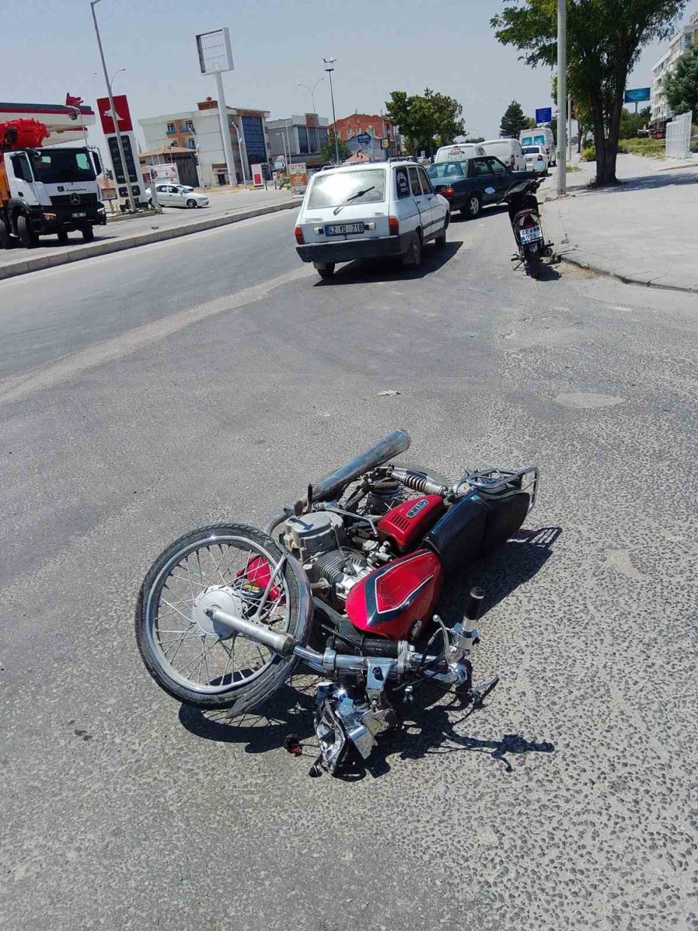 Konya'da motosiklet ile kamyonet çarpıştı