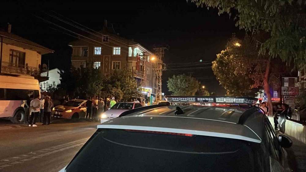 Konya'da yola fırlayan çocuğa iki otomobil çarptı