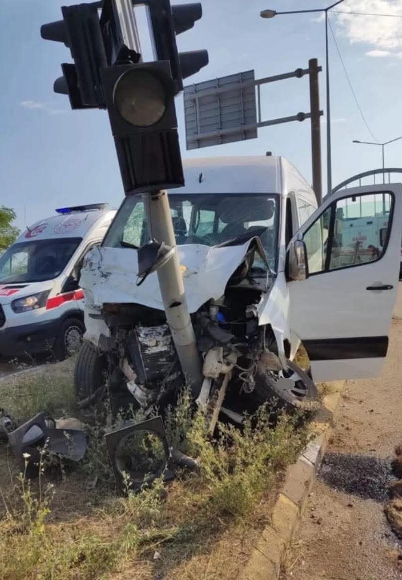 Minibüs ile otomobil çarpıştı: 13 yaralı