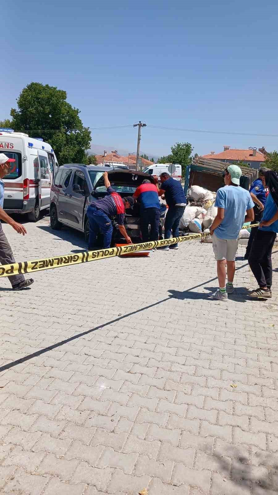 Hafif ticari araç ile traktör çarpıştı: 7 kişi yaralandı