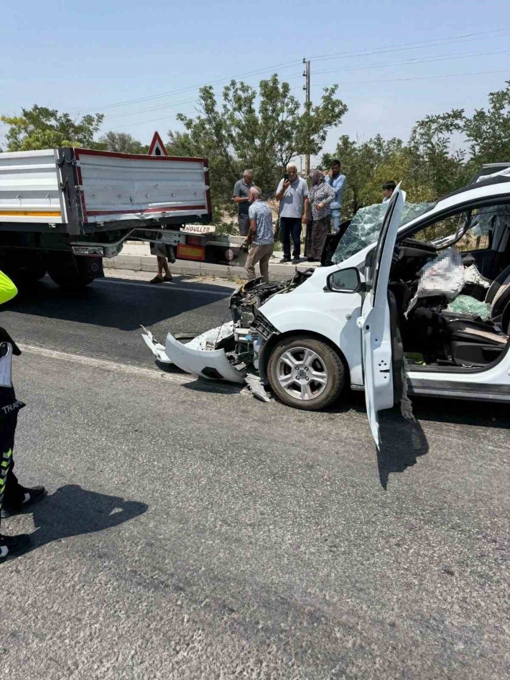 Konya'da tıra arkadan çarpan otomobilin sürücüsü ağır yaralandı