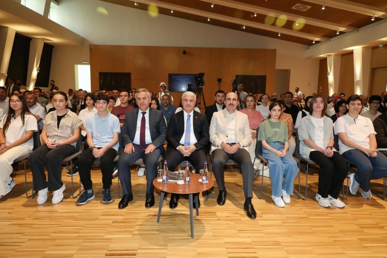 konyada-yks-ve-lgsde-derece-yapan-ogrenciler-odullendirildi-1.jpg