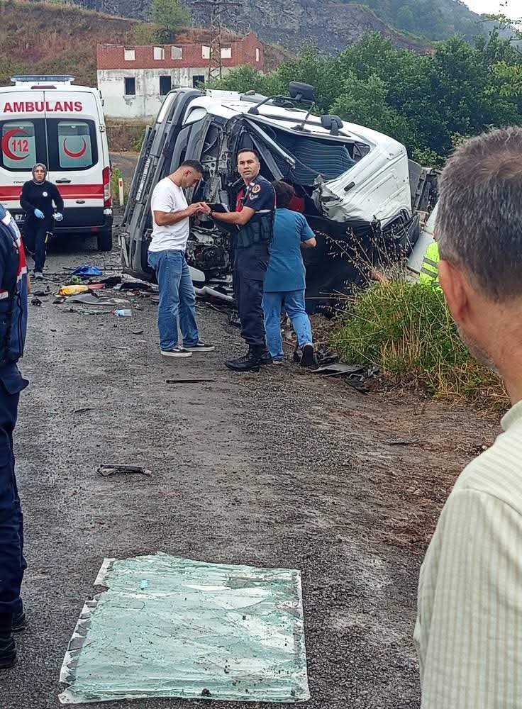 Beton mikseri, otomobilin üzerine devrildi; 1 ölü, 1 yaralı