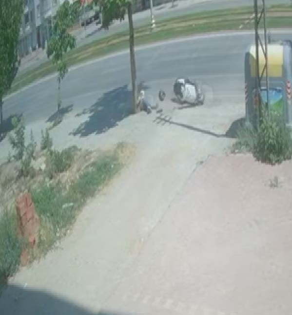 Konya'da motosiklet sürücüsü ağır yaralandı; feci kaza kamerada
