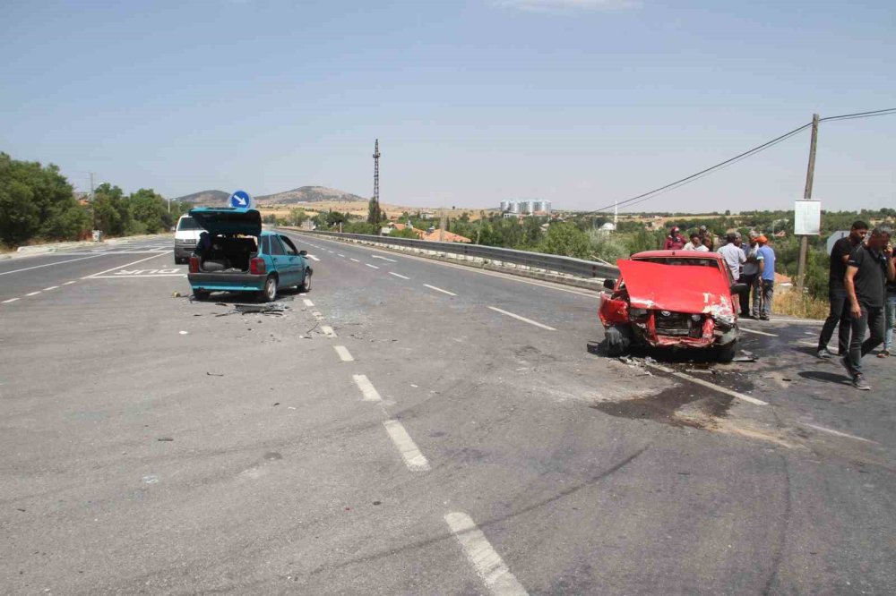 Konya’da iki otomobil kavşakta çarpıştı: 4 yaralı