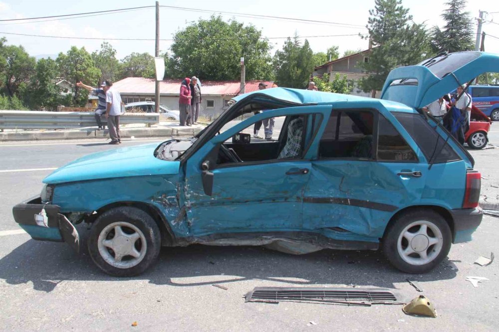 Konya’da iki otomobil kavşakta çarpıştı: 4 yaralı