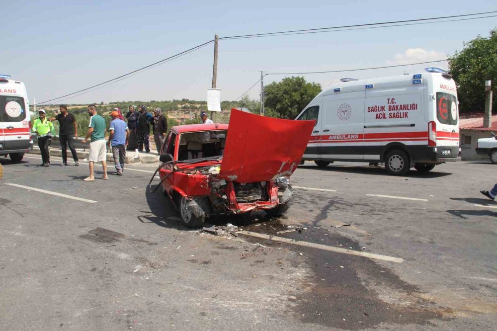Konya’da iki otomobil kavşakta çarpıştı: 4 yaralı