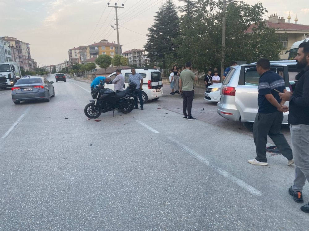 Konya'da otomobille çarpışan motosikletin sürücüsü ağır yaralandı! Kaza anı kamerada