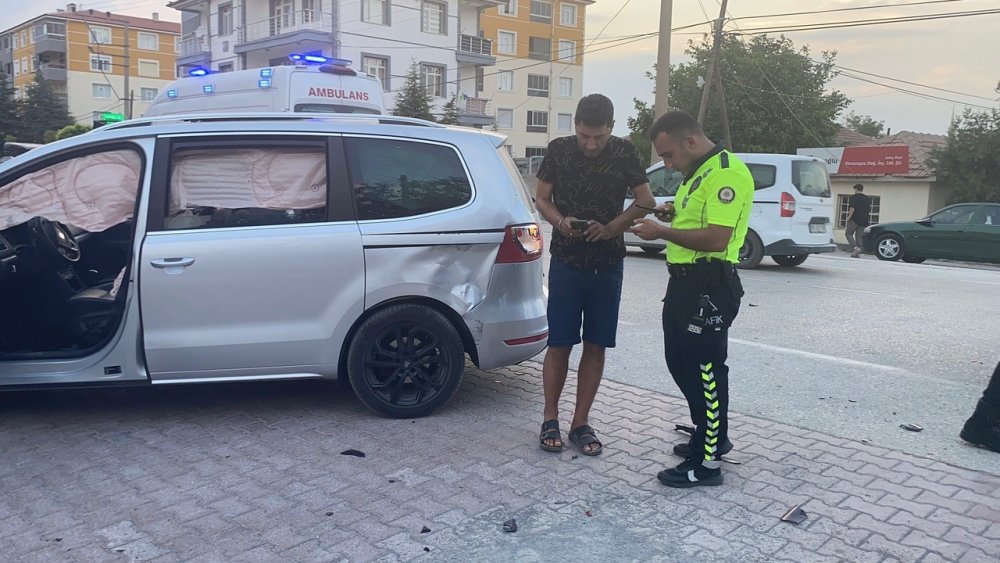 Konya'da otomobille çarpışan motosikletin sürücüsü ağır yaralandı! Kaza anı kamerada