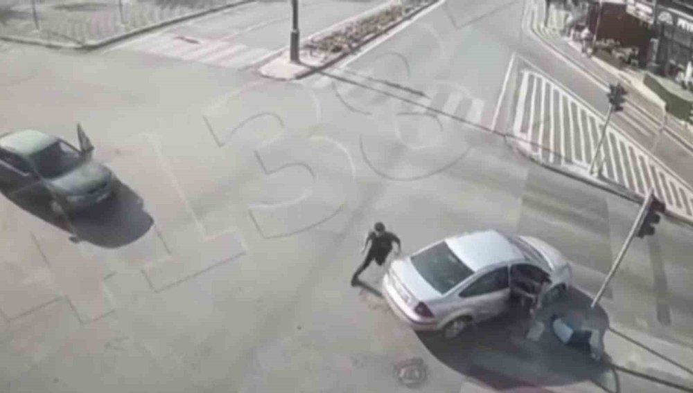 Motosiklete çarptı... Kavşaktaki ölümlü kaza kamerada