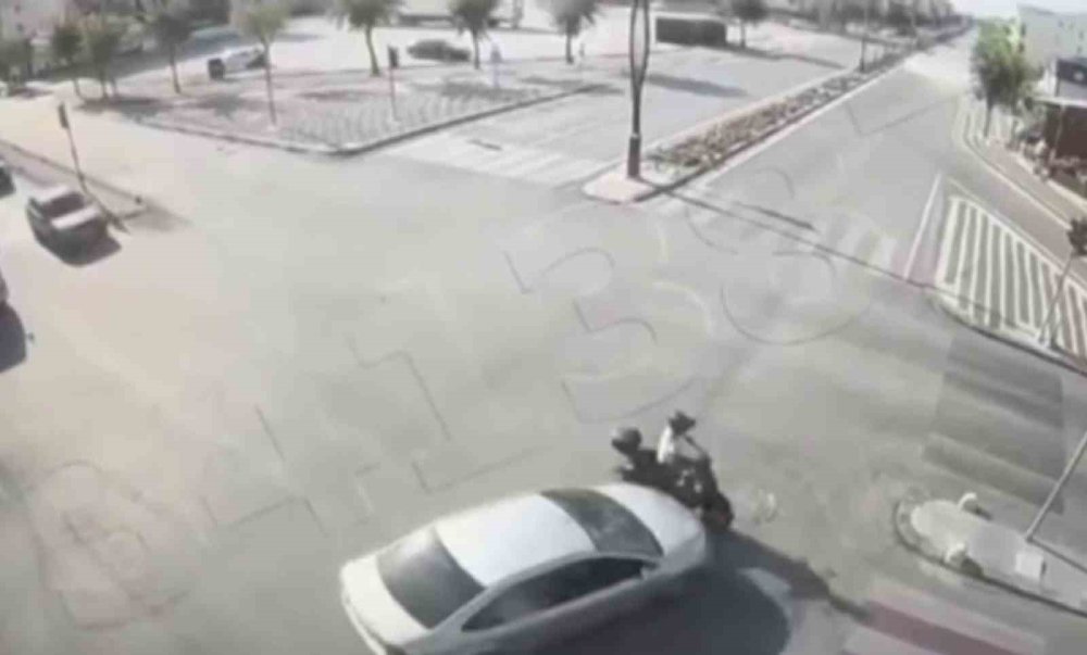 Motosiklete çarptı... Kavşaktaki ölümlü kaza kamerada