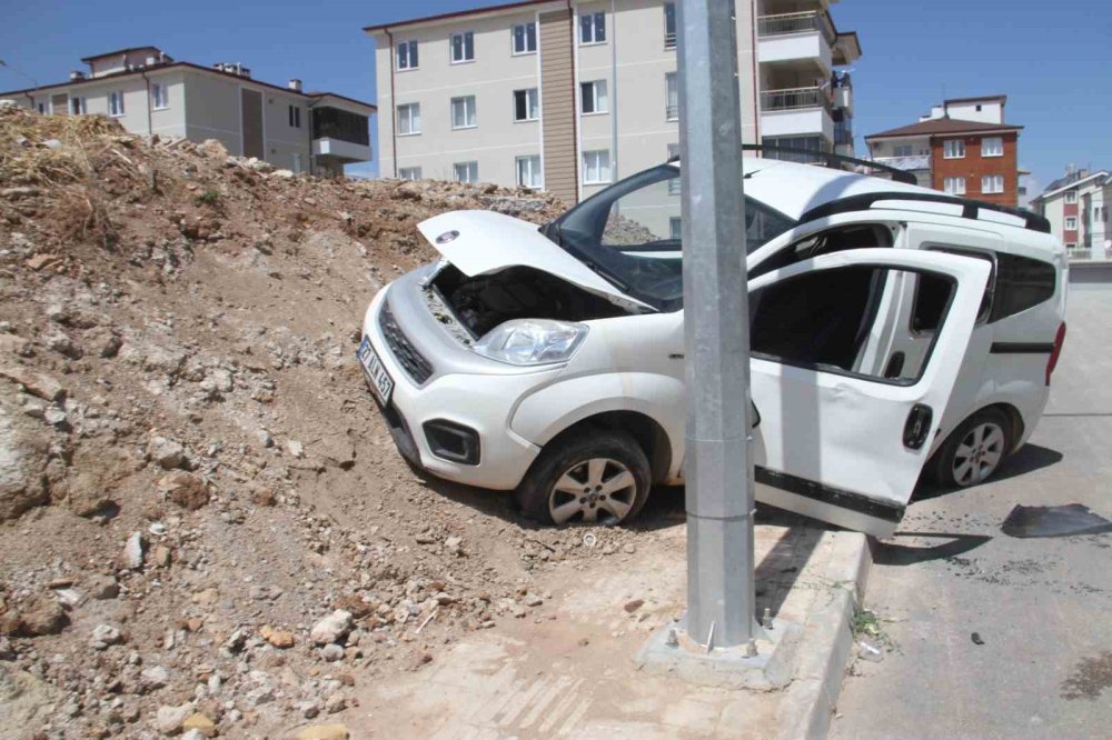 Konya'da hafif ticari araç toprak yığınına çarptı: 2 kişi yaralandı