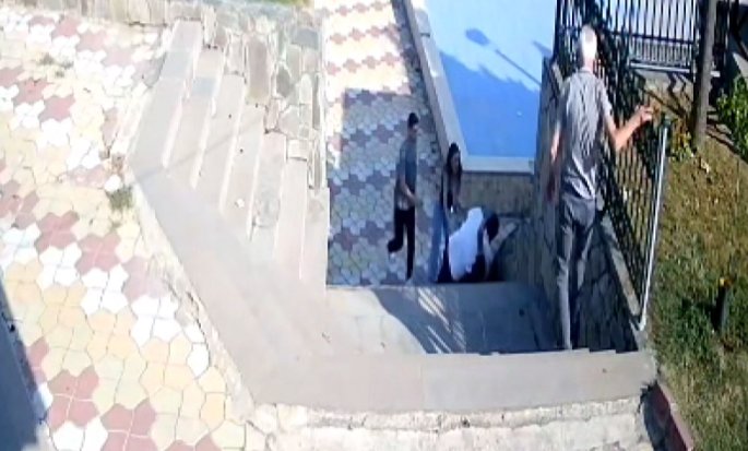 Muhtar, parktaki kişi tarafından bıçaklandı