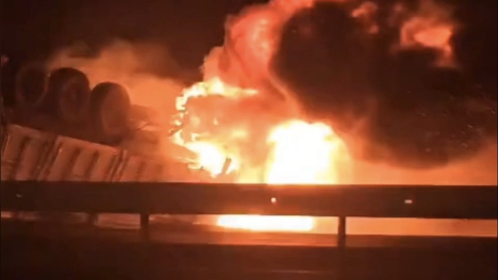 Devrilerek alev alan TIR’ın şoförü can verdi