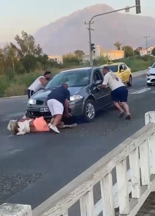 Bu kadarı da pes dedirtti! Sürücü önce çarptı, sonra kaçmaya çalıştı