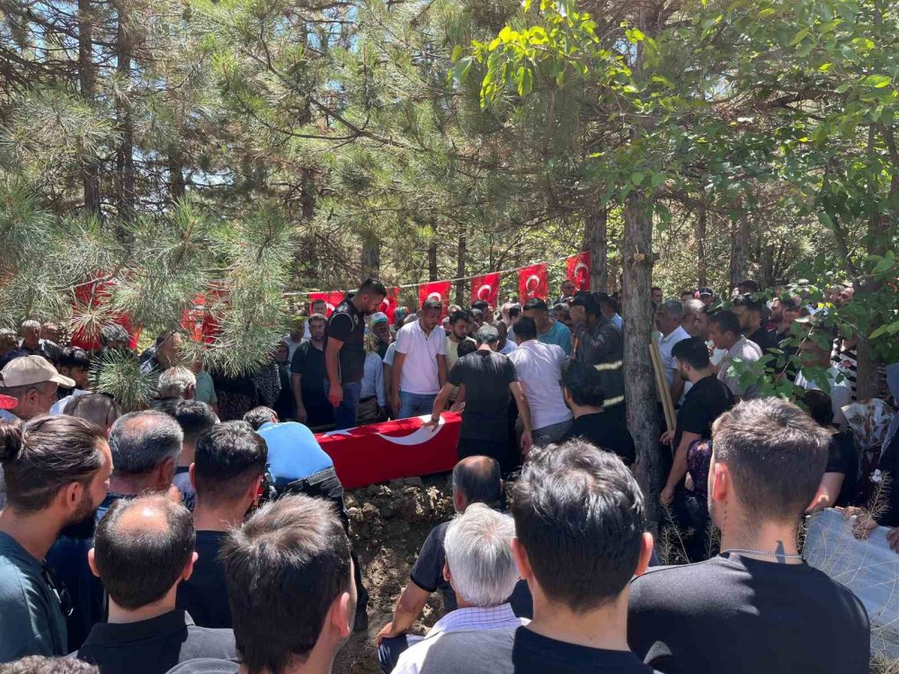 Kanser yenik düşen polis, gözyaşlarıyla uğurlandı