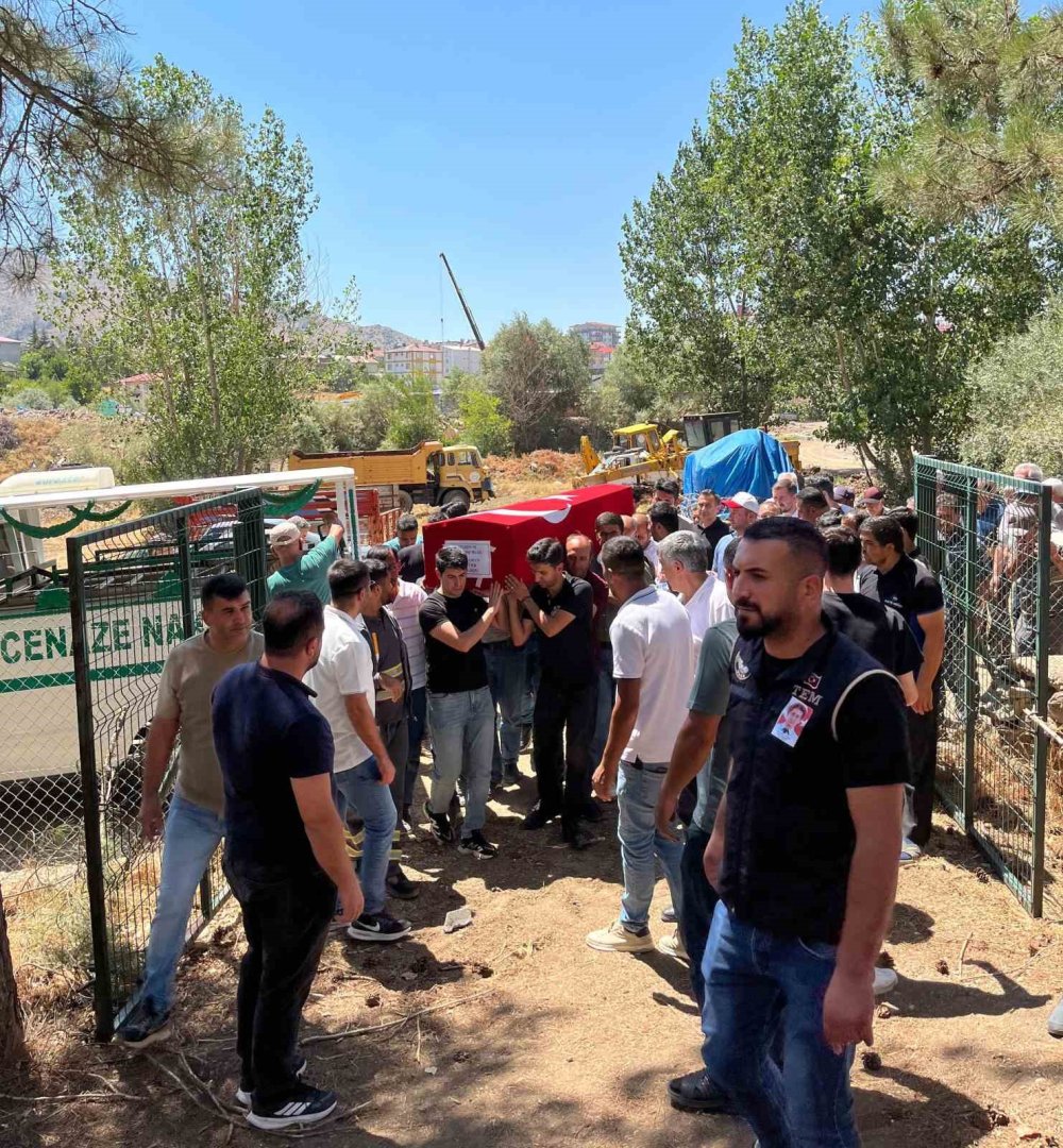 Kanser yenik düşen polis, gözyaşlarıyla uğurlandı