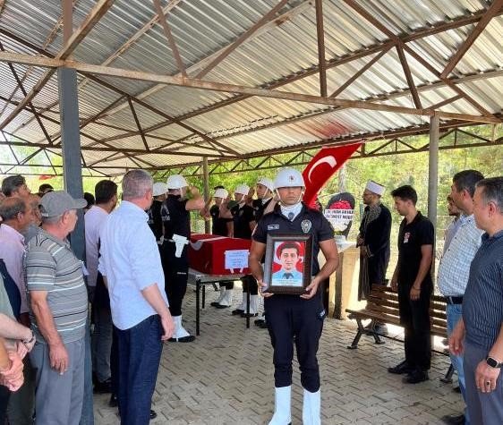 Kanser yenik düşen polis, gözyaşlarıyla uğurlandı