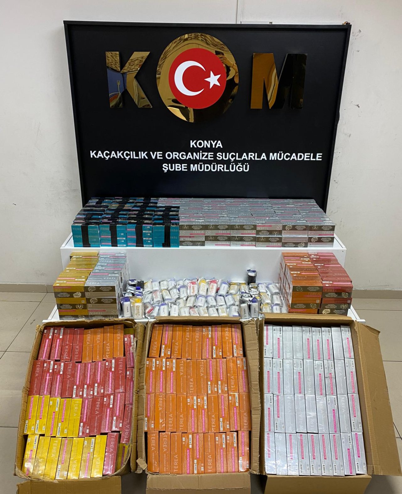 konyada-tir-icinde-9-duzensiz-gocmen-ve-15-milyon-tl-degerinde-kacak-elektronik-sigara-ele-gecirildi-1.jpeg