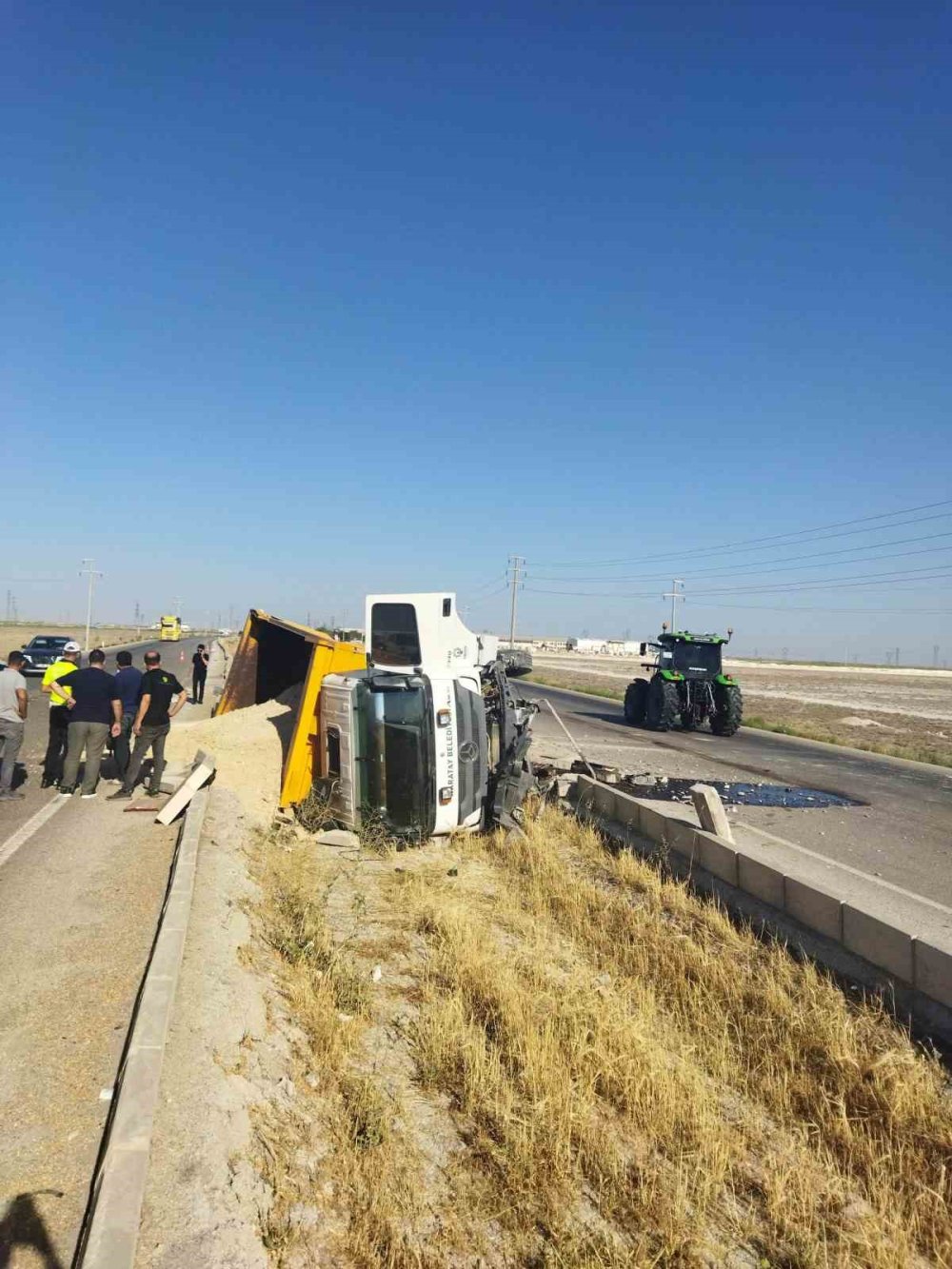 Konya'da kamyon refüje devrildi