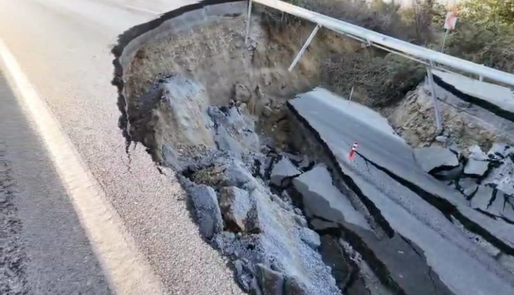 Tarla kazısında yol çöktü