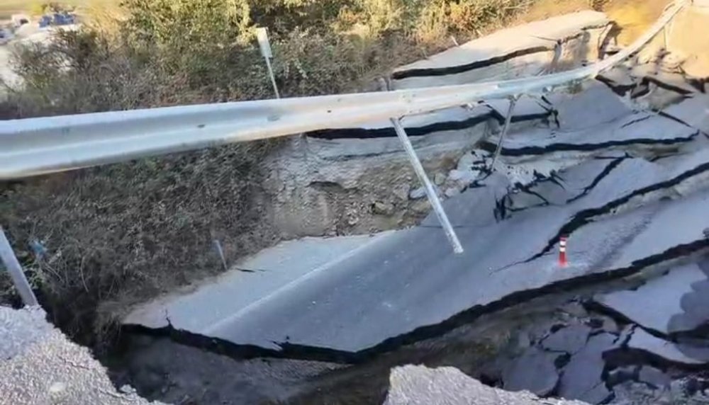 Tarla kazısında yol çöktü