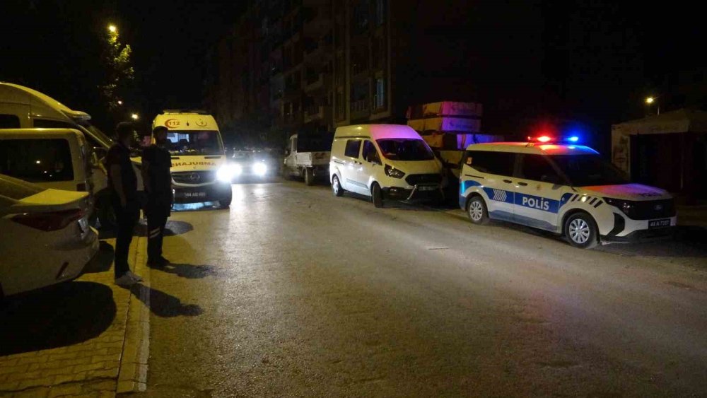 Yarı çıplak halde ölü bulundu