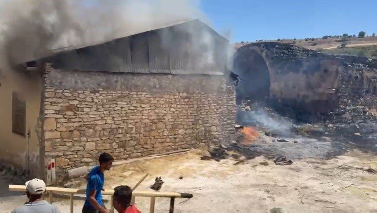 750 yıllık kervansaray alevlere teslim oldu