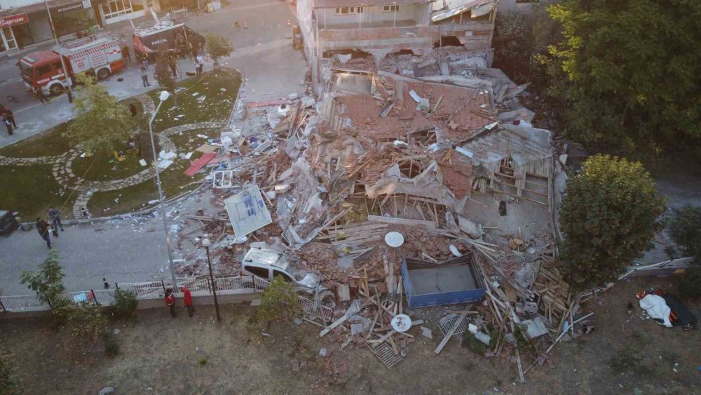Sındırgı depreminde çöken bina sabahın ilk ışıkları ile havadan görüntülendi